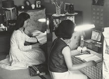 寮生活　1960年ころ。畳の和室、文机、蛍光灯の電気スタンドで勉学する寮生
